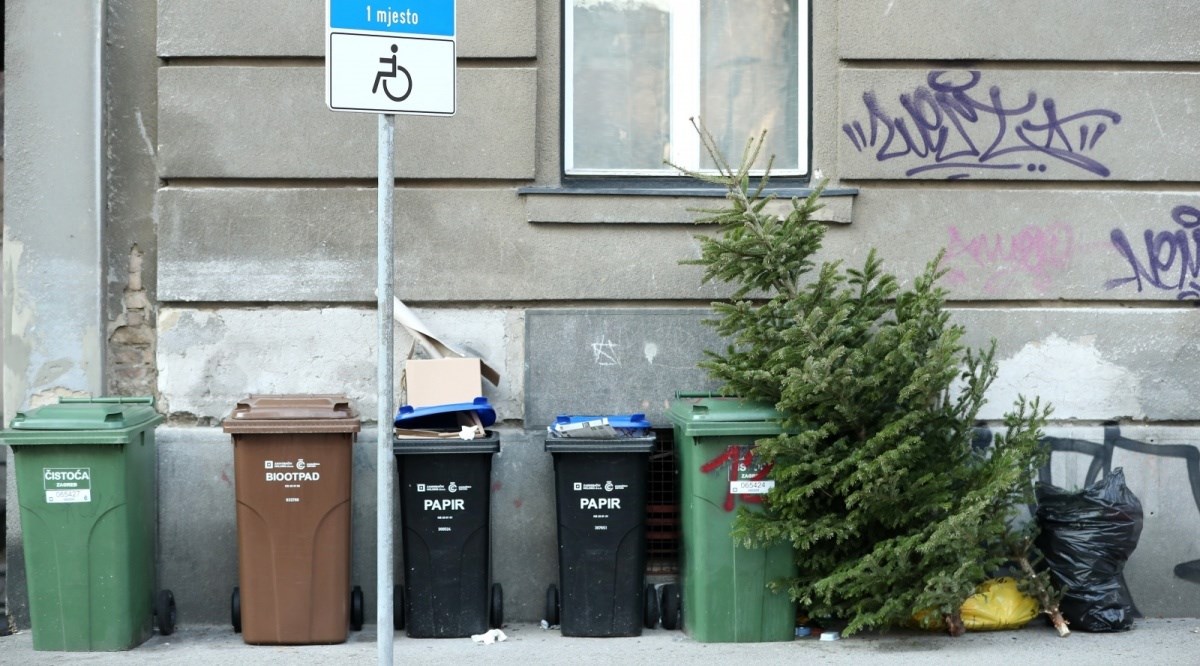 Raskitili ste božićno drvce? Fratar iz Rijeke kaže da ste pogriješili